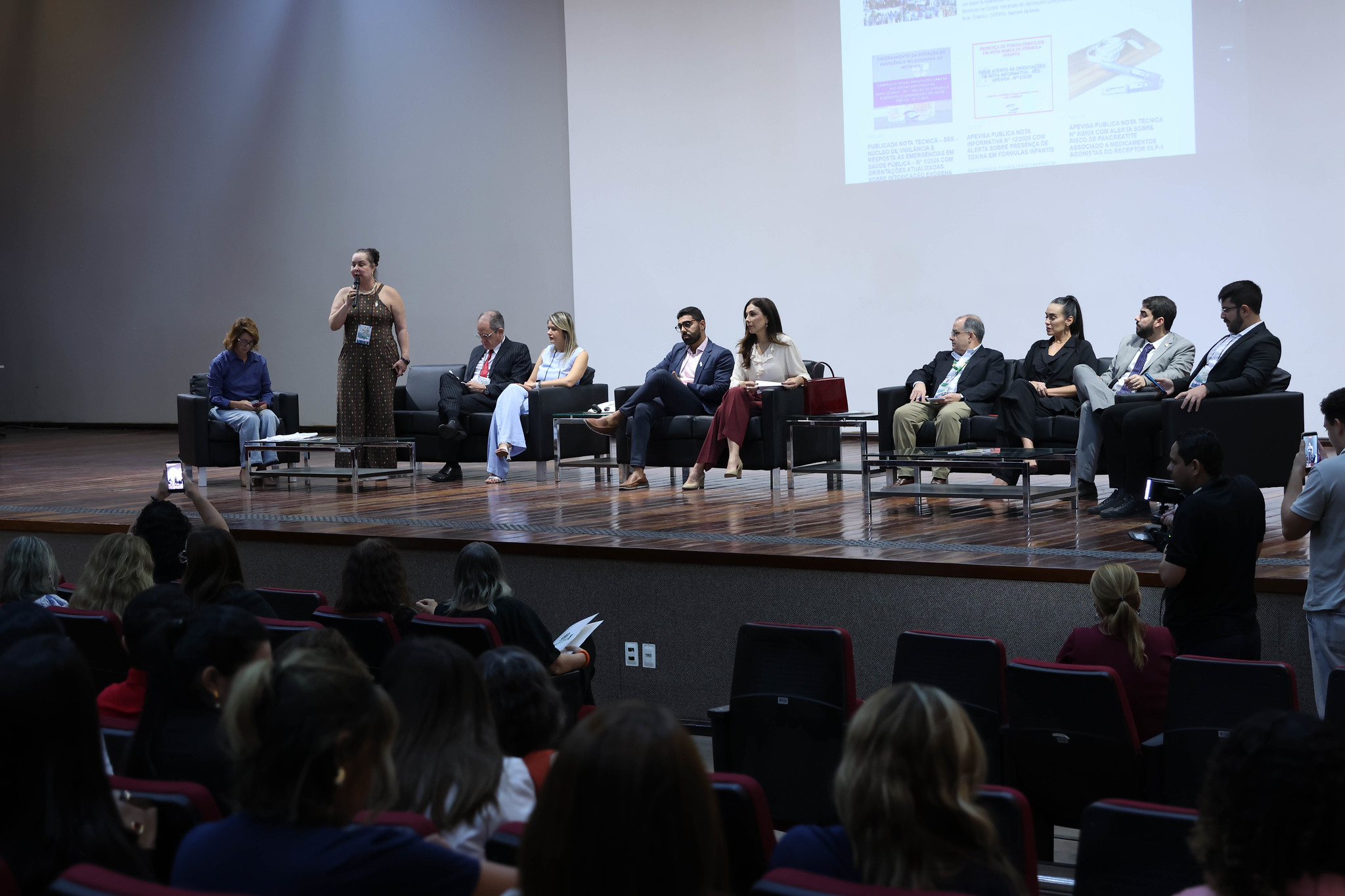 Fotografia de participantes no palco no dispositivo de honra