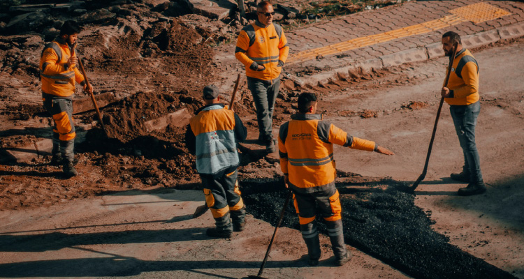 Imagem de homens fardados trabalhando em terreno