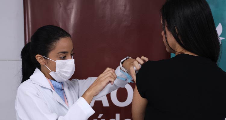 Pessoa sendo vacinada 