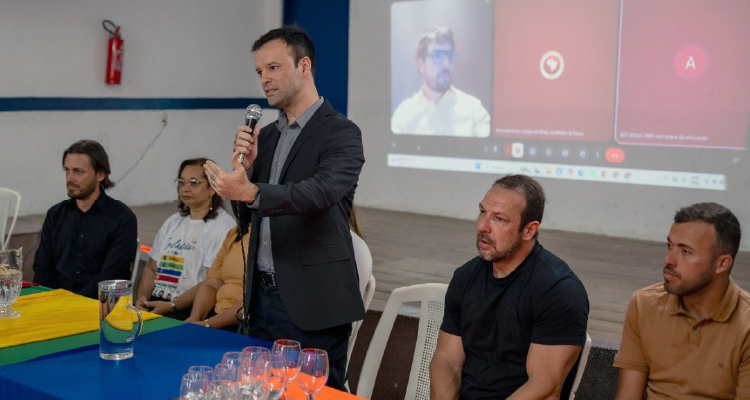 PJ falando para o público presente