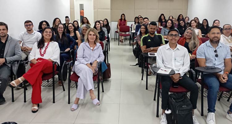 Fotografia dos participantes sentados na sala de aula