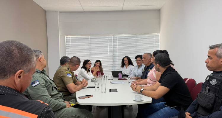 Fotografia dos participantes da reunião em volta da mesa de discussões