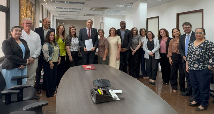 Fotografia dos participantes do acordo posando juntos 