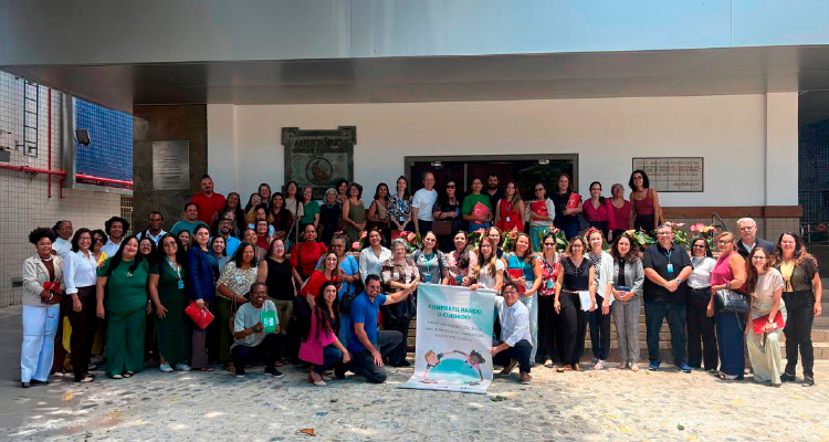 Fotografia dos participantes posando juntos