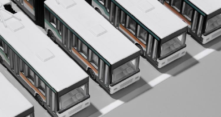 Imagem de ônibus estacionados lado a lado
