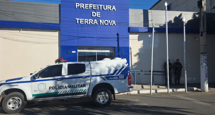 Foto da fachada da Prefeitura de Terra Nova com uma viatura da Polícia Militar estacionada na frente