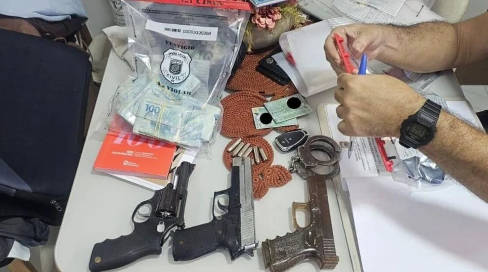Fotografia de objetos apreendidos na operação
