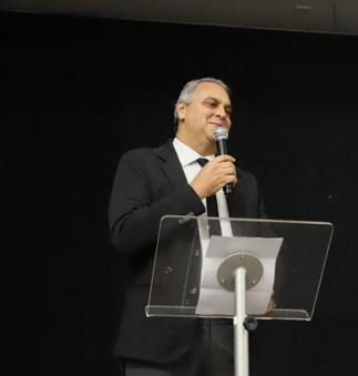 Foto do PGJ discursando
