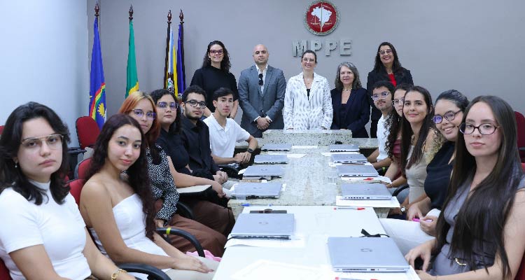 Fotografia dos participantes da reunião em sala posando juntos
