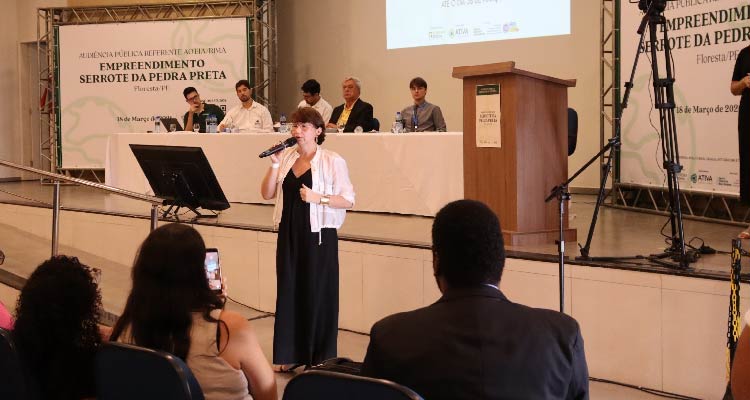 Imagem da PJ Rosane Moreira falando ao público