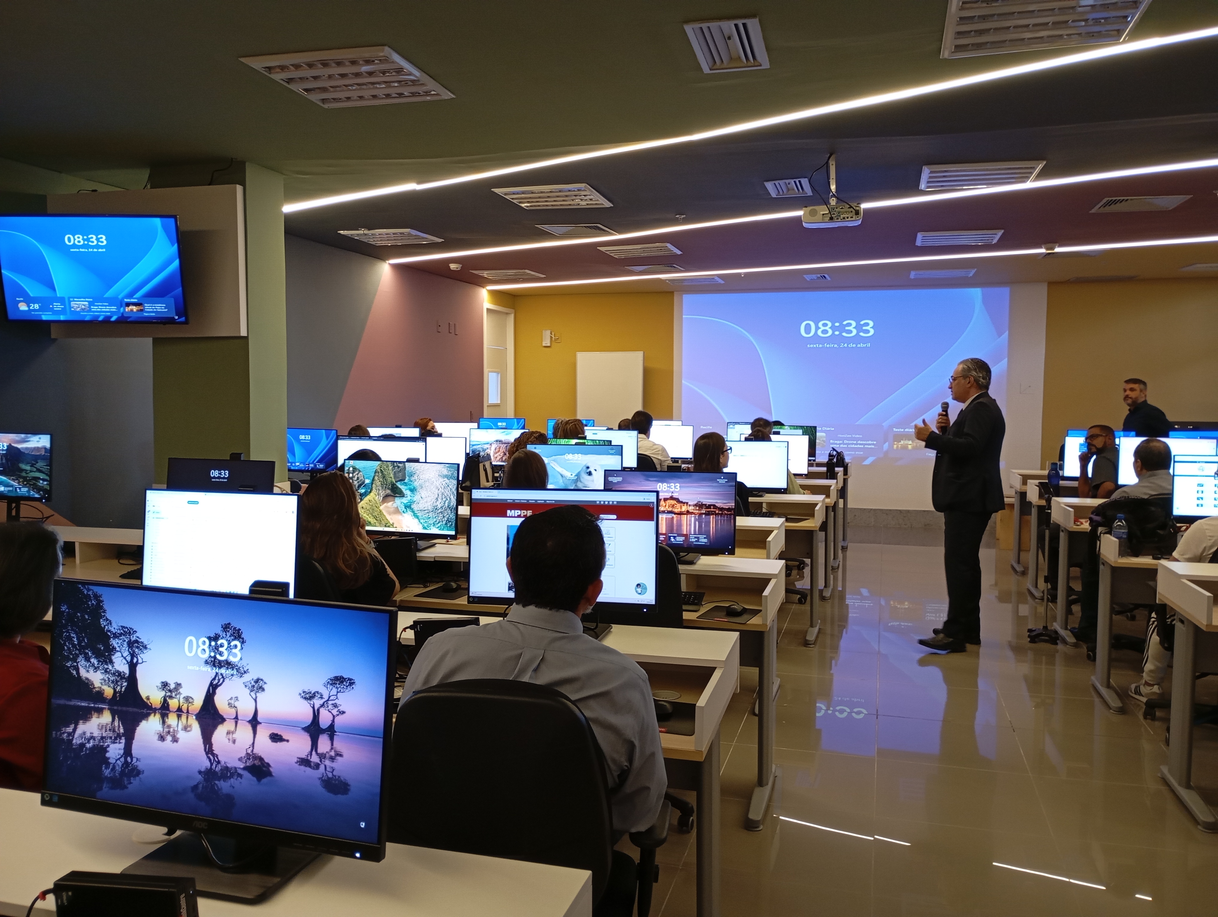 Imagem da sala de aula com palestrante falando