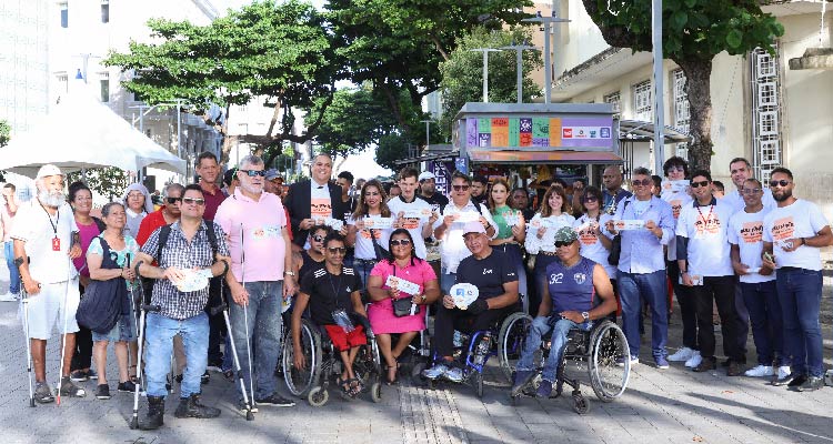 Fotografia dos participantes do evento reunidos na Avenida Rio Branco, bairro do Recife