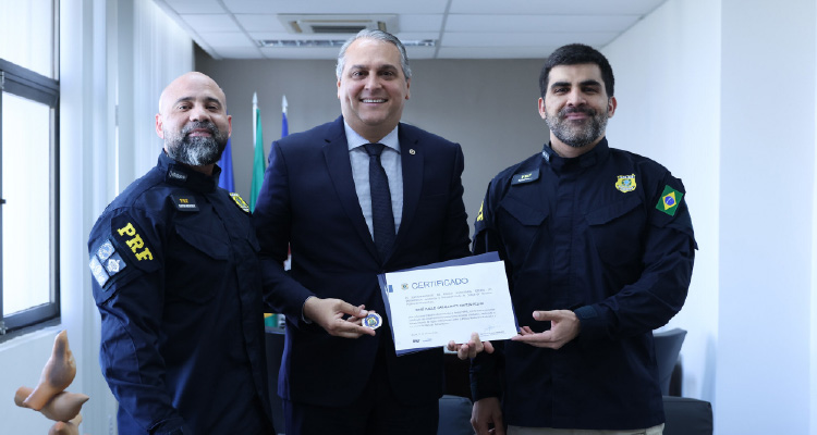 Fotografia do PGJ recebendo certificado dos agentes da PRF