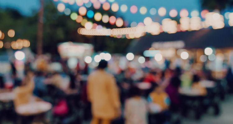 Imagem desfocada de pessoas em evento público festivo