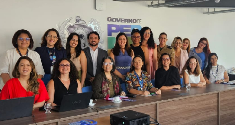 Fotografia dos participantes do evento posando juntos
