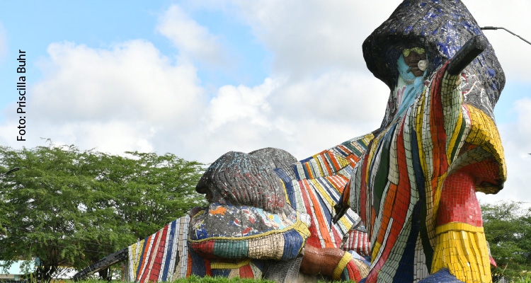 Fotografia de estátua de caboclo de lança que fica na entrada de Nazaré da Mata