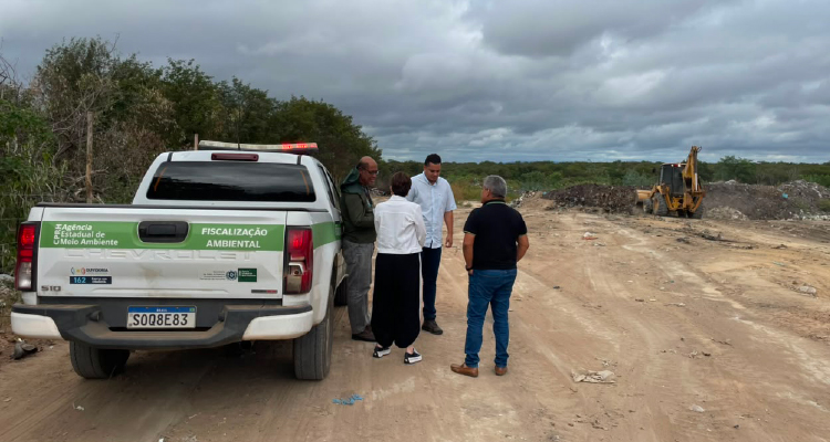 Imagem de fiscais junto a picape em estrada