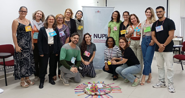 Imagem de participantes em pé 