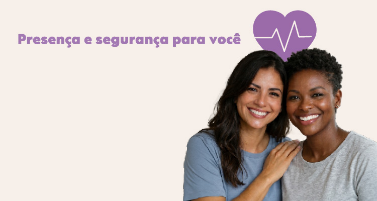 Fotografia de duas mulheres juntas sorrindo