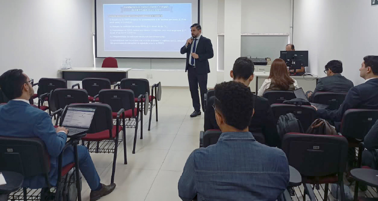 Imagem de palestrante falando para o público em sala de aula