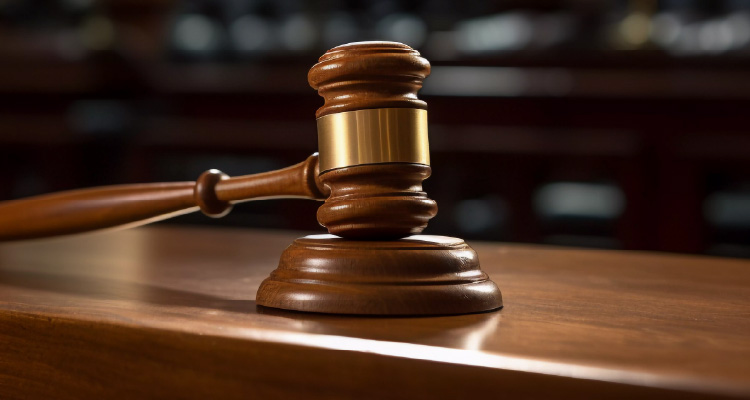 Fotografia de martelinho usado por juiz no tribunal