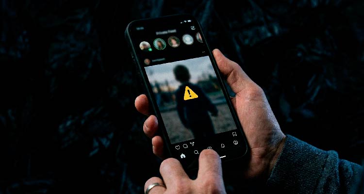 Imagem de mão manipulando celular 