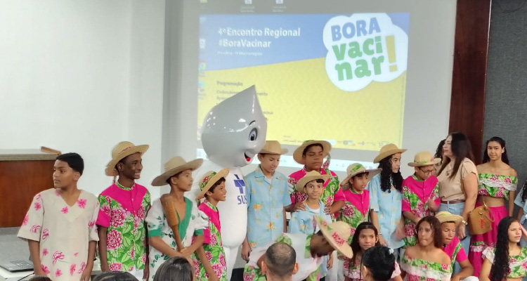 Imagem de apresentação folclórica durante evento 