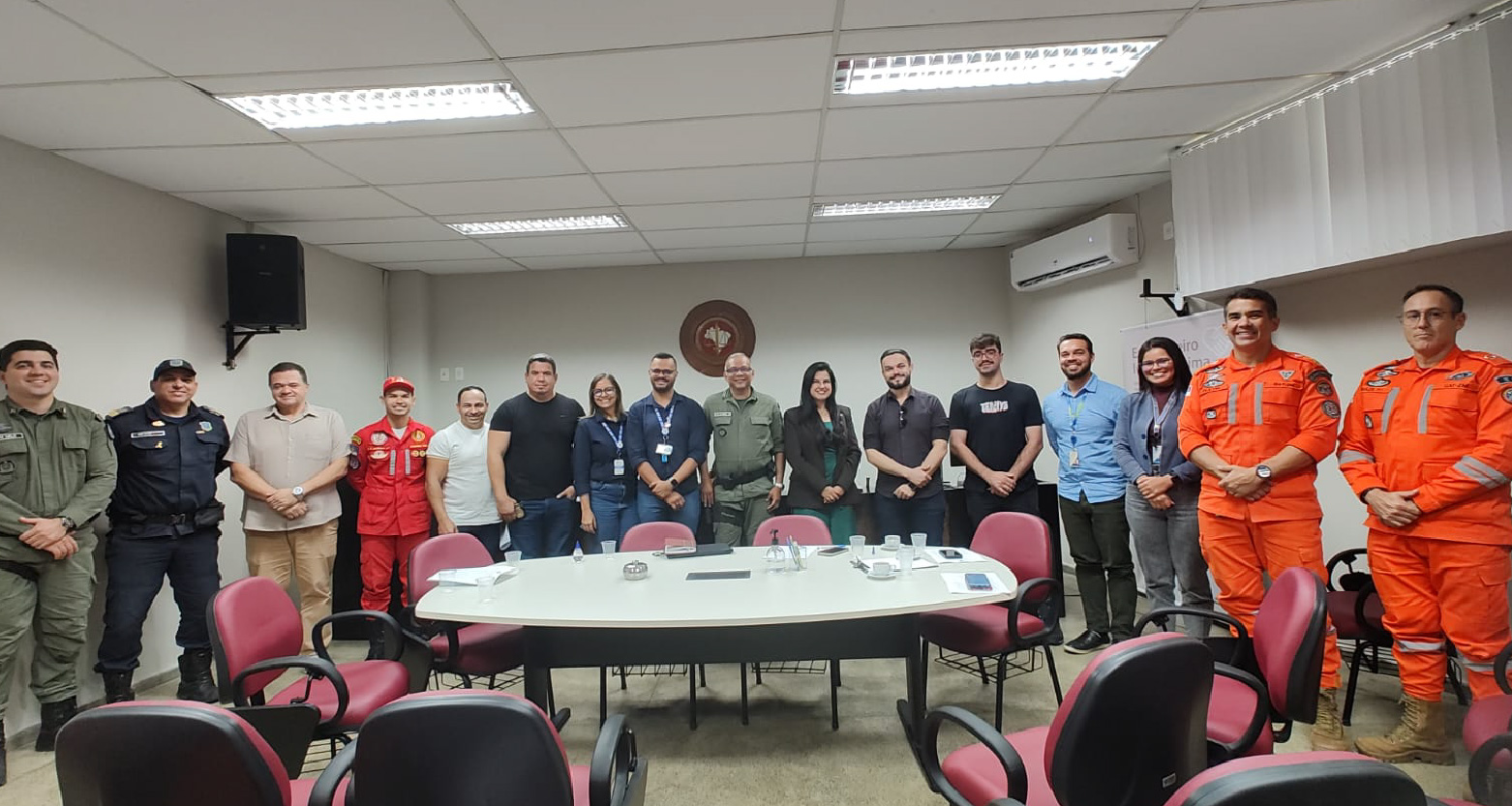 Fotografia dos participantes posando lado a lado no espaço do evento
