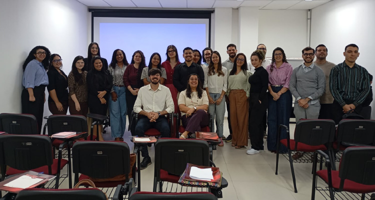 Fotografia dos participantes da reunião em pé e lado a lado