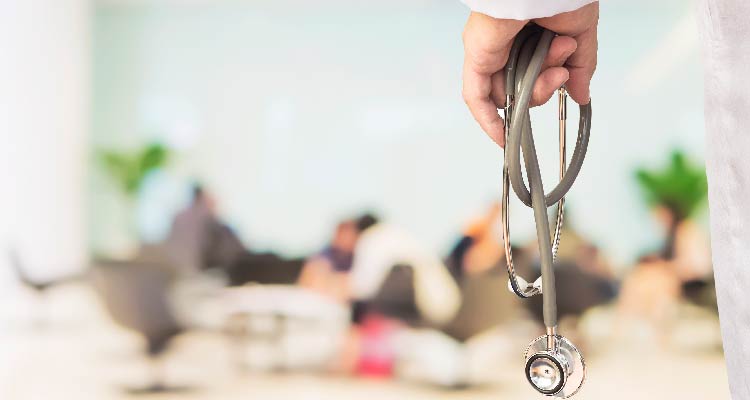 Imagem de mão segurando estetoscópio 