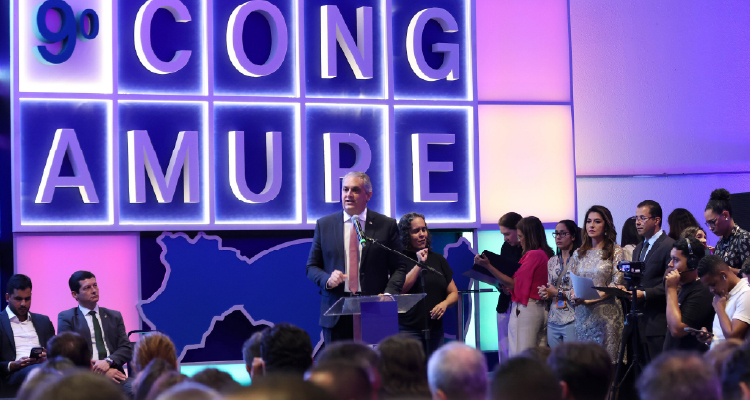 Fotografia do PGJ falando no palco o evento