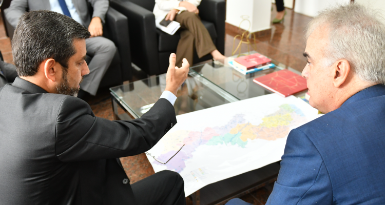 PGJ e Presidente da Compesa sentados assinam documento