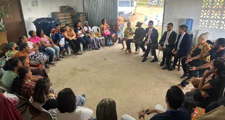 Imagem dos participantes da reunião sentados em roda