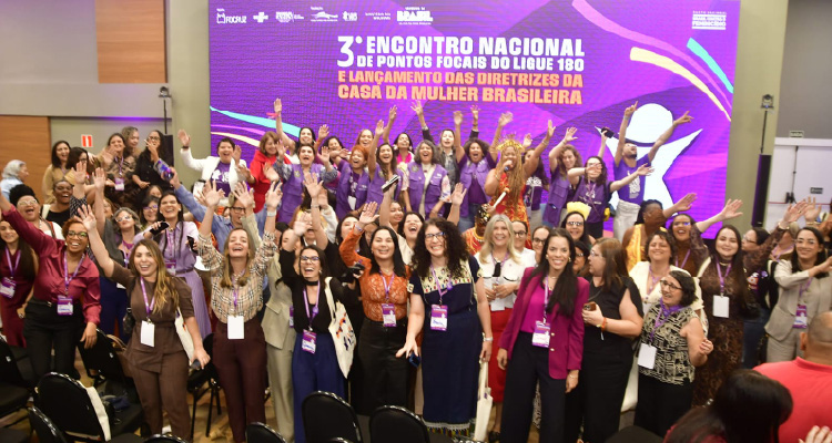 Imagem das mulheres participantes do evento posando juntas para foto