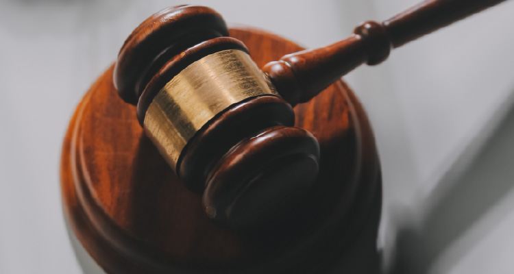Fotografia de martelo usado em tribunais
