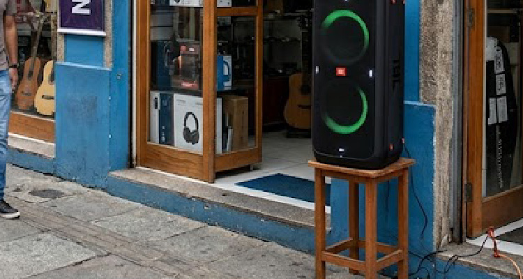 Imagem de frente de loja com caixa de som