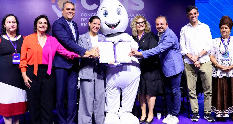 Participantes do evento posam junto a Zé Gotinha 