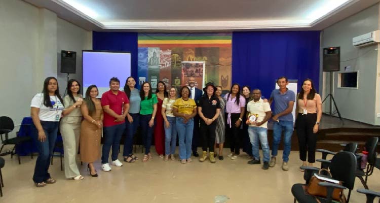 Fotografia de participantes do evento posando em pé lado a lado