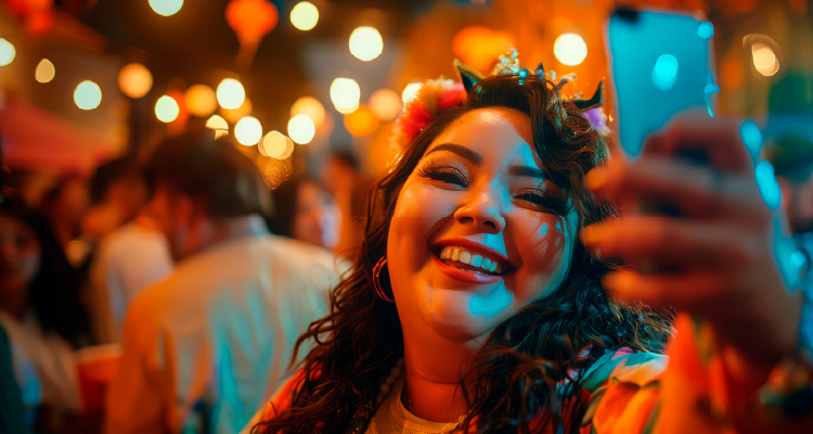 Imagem de mulher sorridente fazendo selfie em festa de rua
