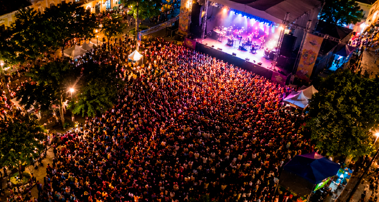 Imagem do alto de público diante de palco de shows