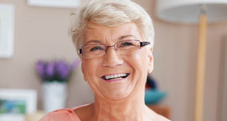 Fotografia de senhora idosa sorrindo