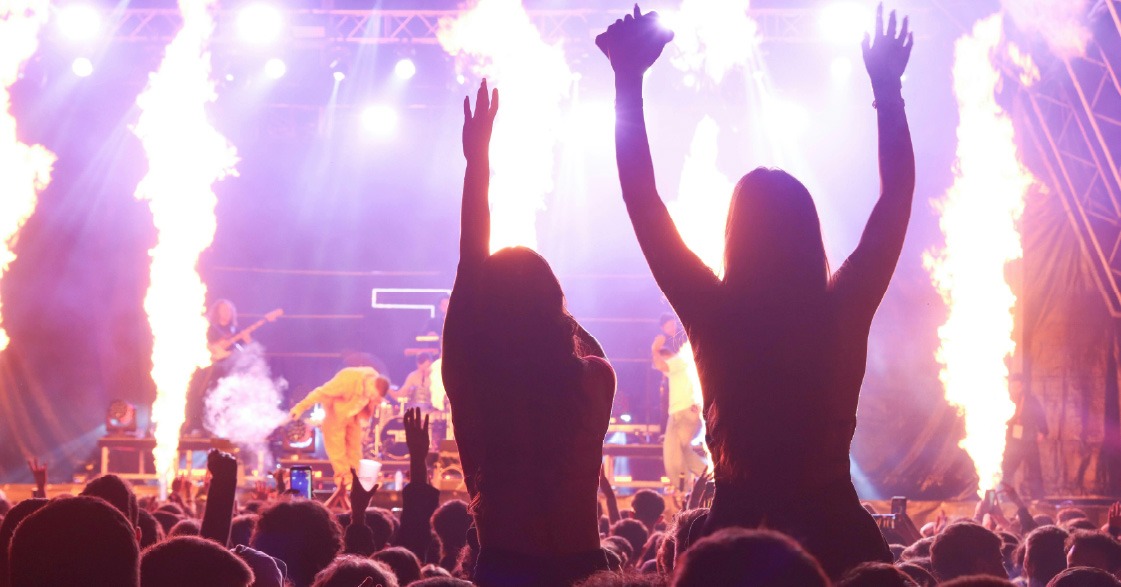 Imagem de pessoas em frente a palco de shows