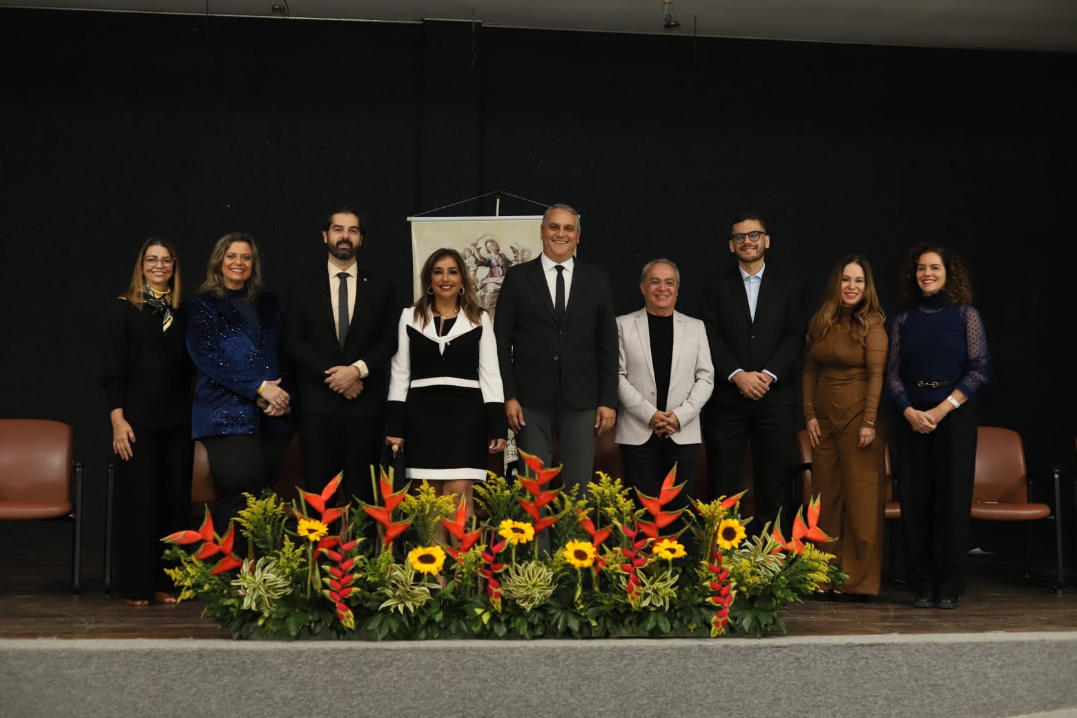 Fotografia de participantes do evento em pé lado a lado