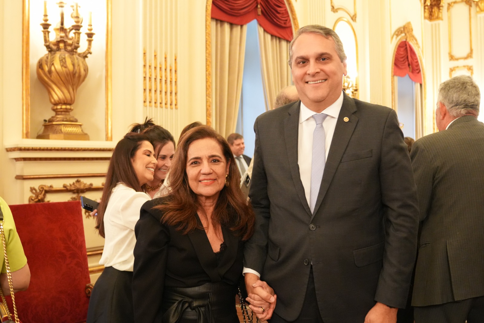 Fotografia do PGJ ao lado da desembargadora Paula Malta
